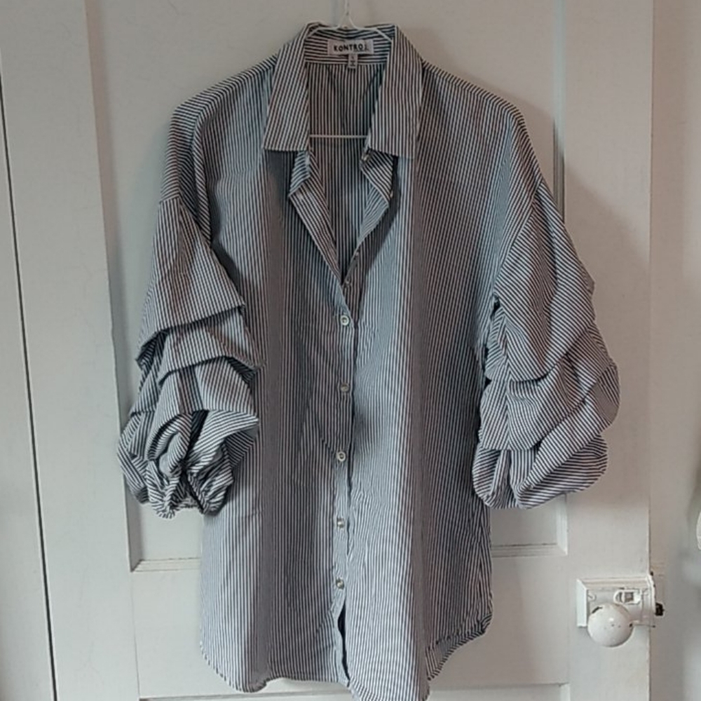 Blouse with tiered sleeves